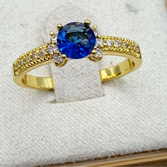 NEW  gold plated blue sapphire glass cocktail ring with clear side stones size 7 - Picture 9 of 9